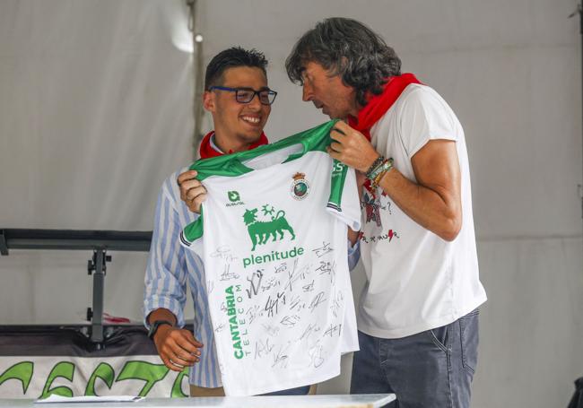 Mario Bedia Llata recibe una camiseta del Racing firmada por todos los jugadores del equipo en manos de Emilio Amavisca.