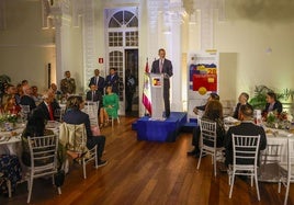 Momento en el que rey Felipe VI se dirige a los 200 asistentes a la cena inaugural celebrada en el Gran Casino Sardinero de Santander.