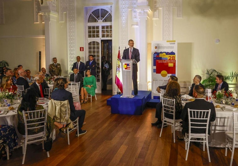 Momento en el que rey Felipe VI se dirige a los 200 asistentes a la cena inaugural celebrada en el Gran Casino Sardinero de Santander.