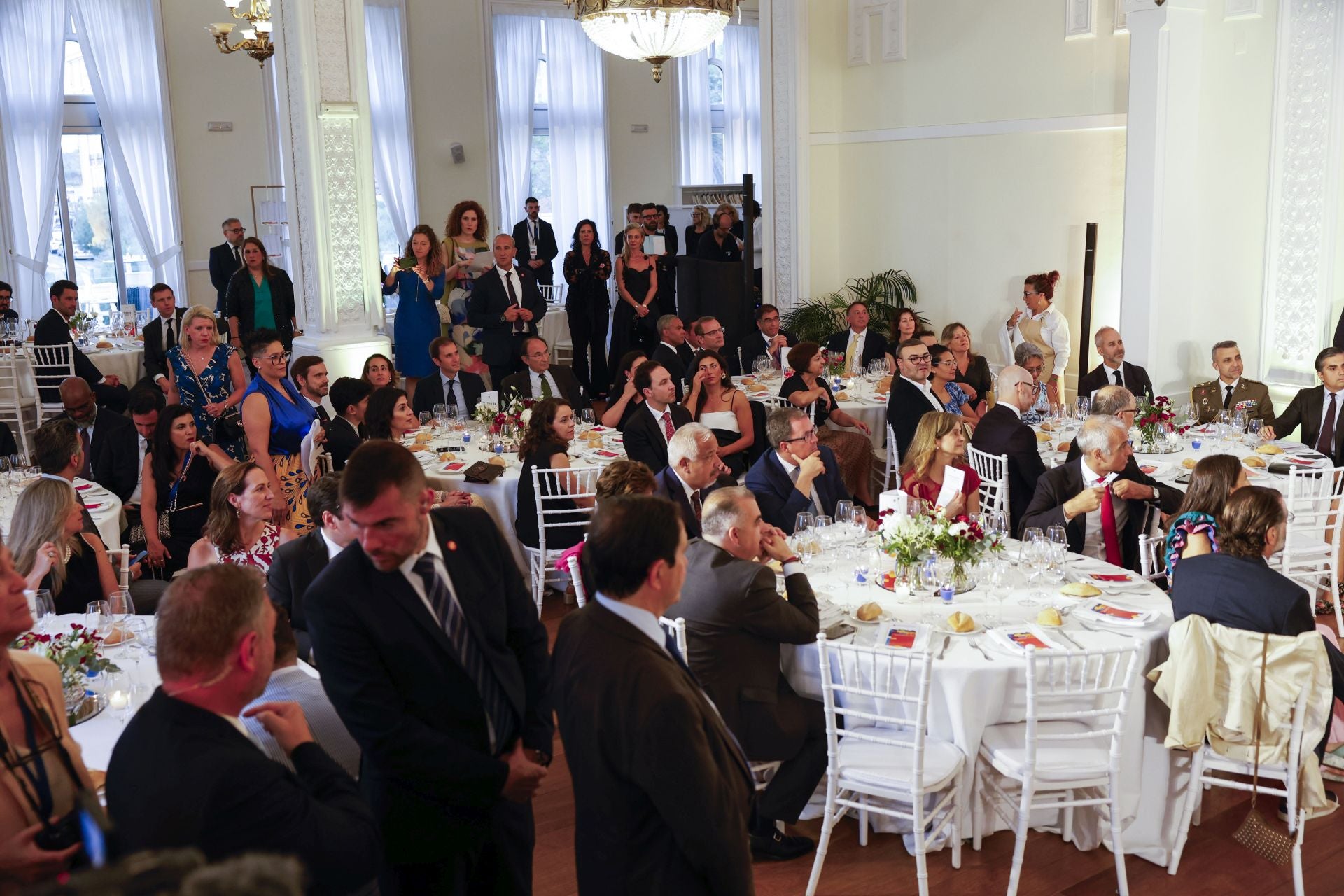 Imagen del salón en el que han cenado líderes empresariales y políticos de Estados Unidos y España, que durante dos días debaten sobre la eficiencia energética, las infraestructuras de transporte sostenible y el impacto de la inteligencia artificial. 
