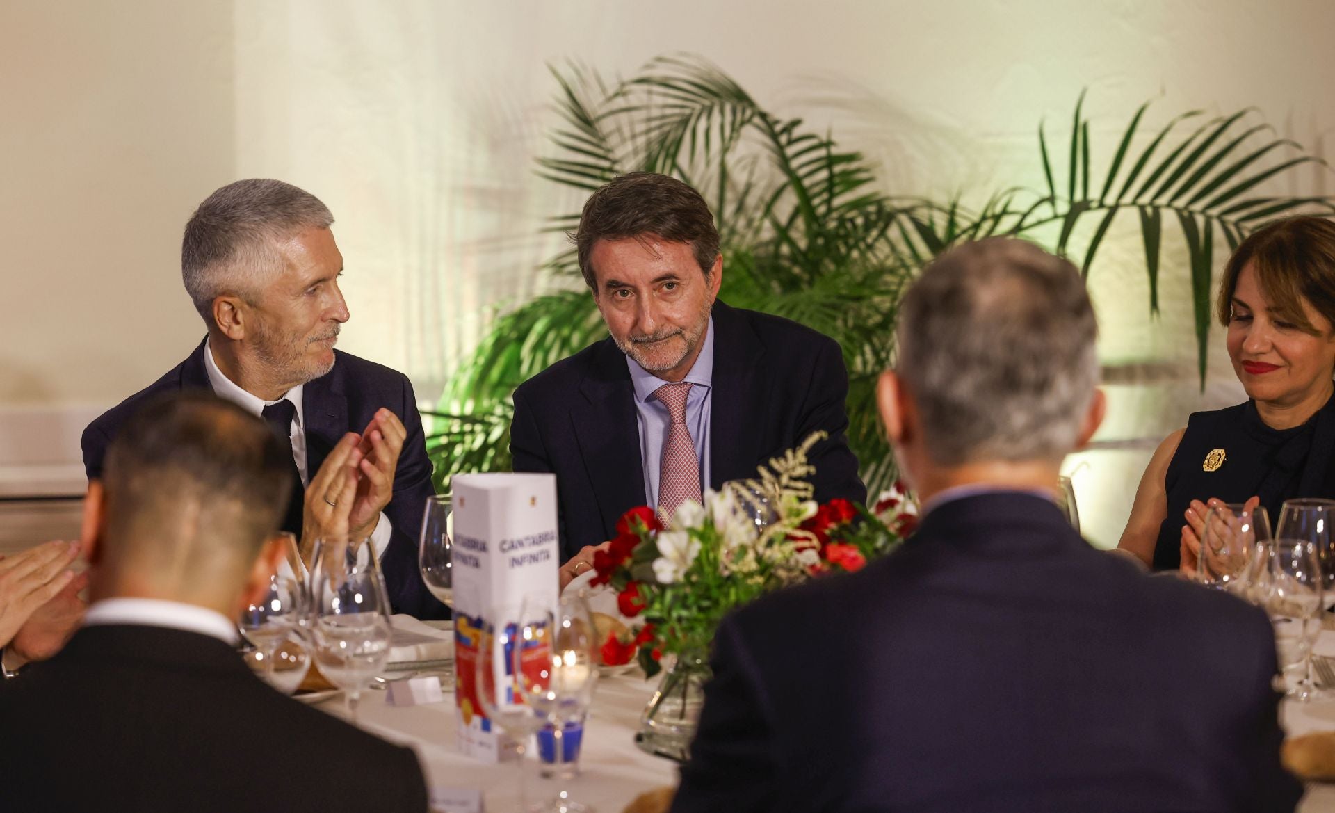 Grande Marlaska e Imaz, en la misma mesa que Felipe VI.