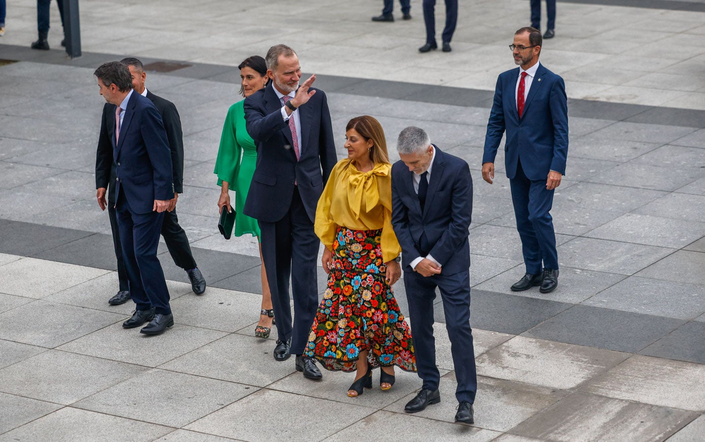 Felipe VI, acompañado por la presidenta de Cantabria, la alcaldesa y el ministro Marlaska y Josu Jon Imaz, saluda al público en la Plaza de Italia.