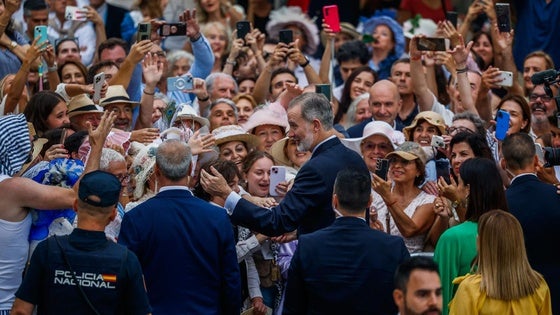 Algunos de los asistentes al Foro, a su llegada al Casino de El Sardinero.