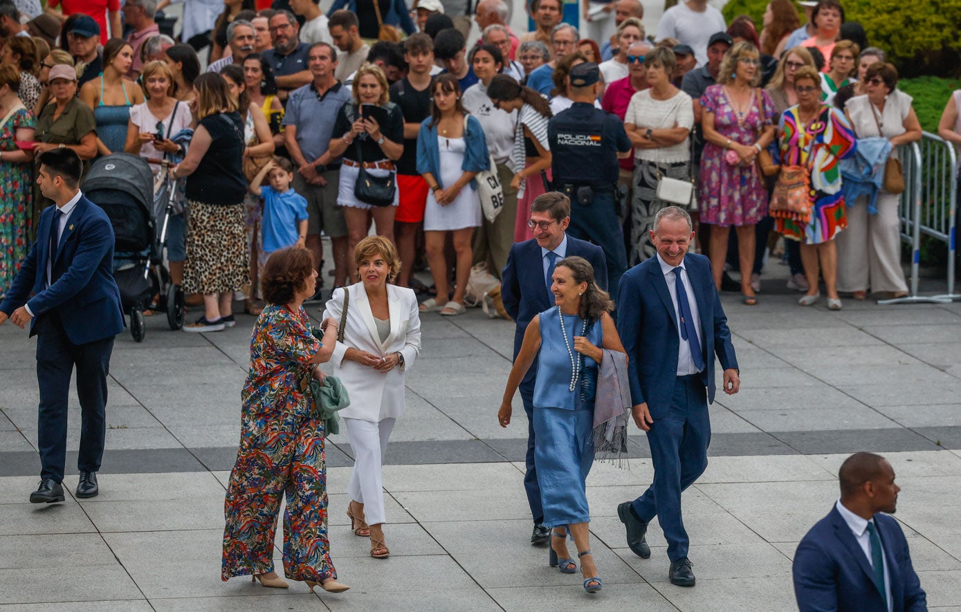 La exvicepresidenta del Gobierno de Rajoy, Soraya Sáenz de Santamaría, de blanco, fue una de las asistentes. A su izquierda, el economista José Ignacio Goirigolzarri.