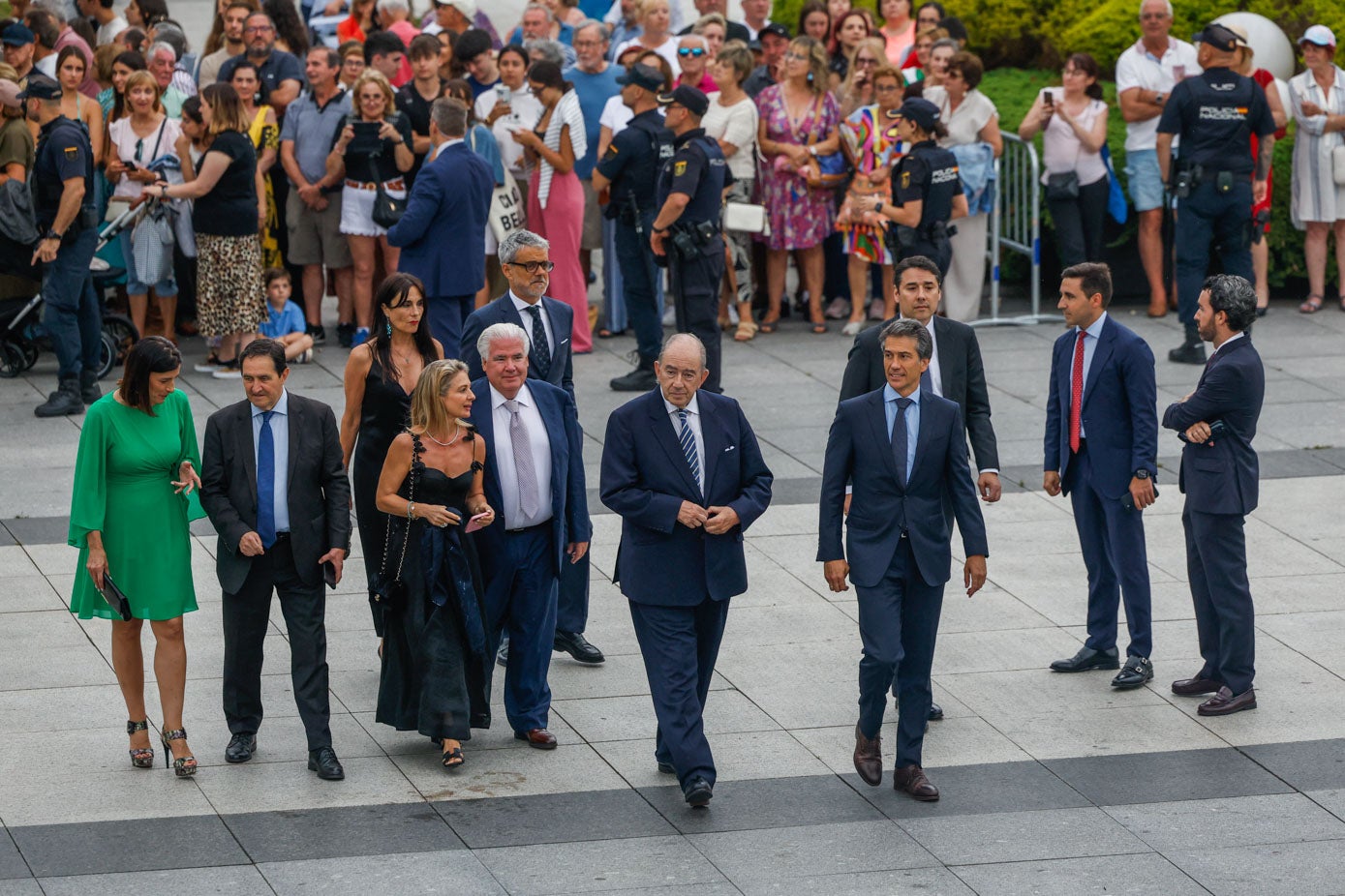 La alcaldesa Gema Igual, a la izquierda, acompaña a un grupo de participantes en el foro EEUU-España.