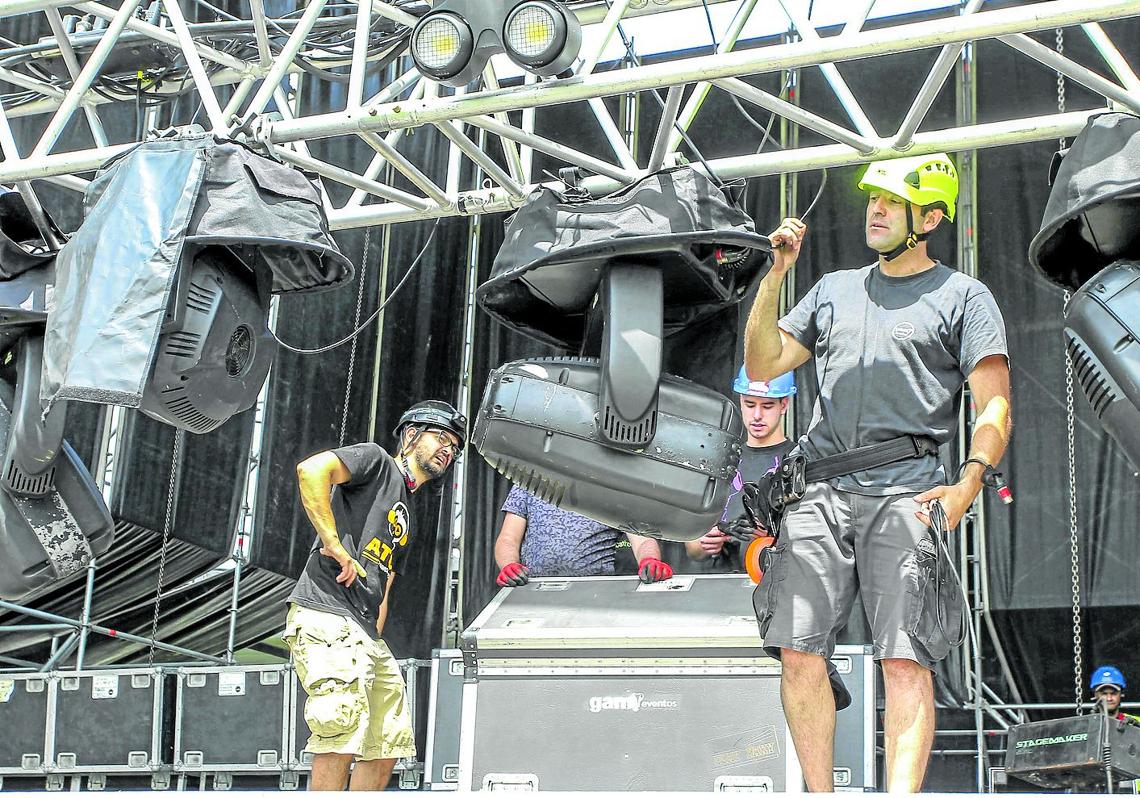 Preparativos de lunes y sonido en el escenario de El Malecón