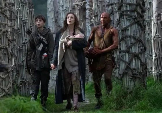 Alfie Williams, Jodie Comer y Ralph Fiennes.