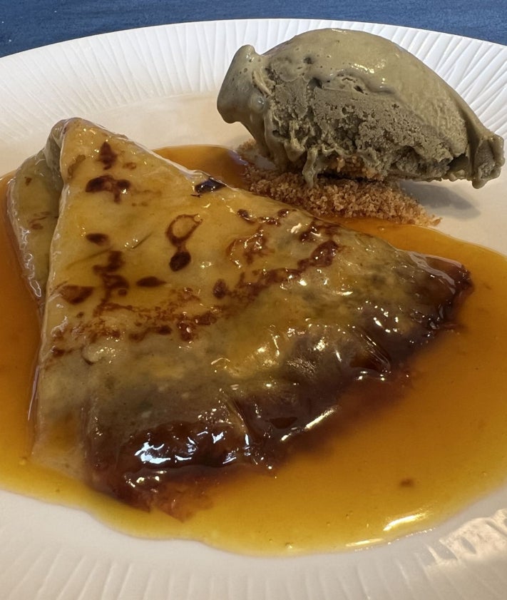 Imagen secundaria 2 - Bocado caliente: marmitako; guiso de calamar con falso risotto y crêpe suzette tradicional y helado de pistacho. 