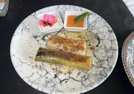 Puerros con salsa tártata y romescu.
