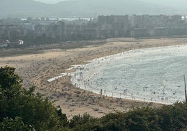 Playa Salvé de Laredo en una jornada veraniega.