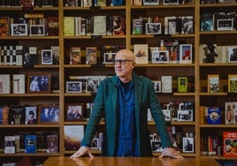 Juan Uslé posa en una de las bibliotecas de la Torre de Don Borja donde se expondrá su creación más íntima.