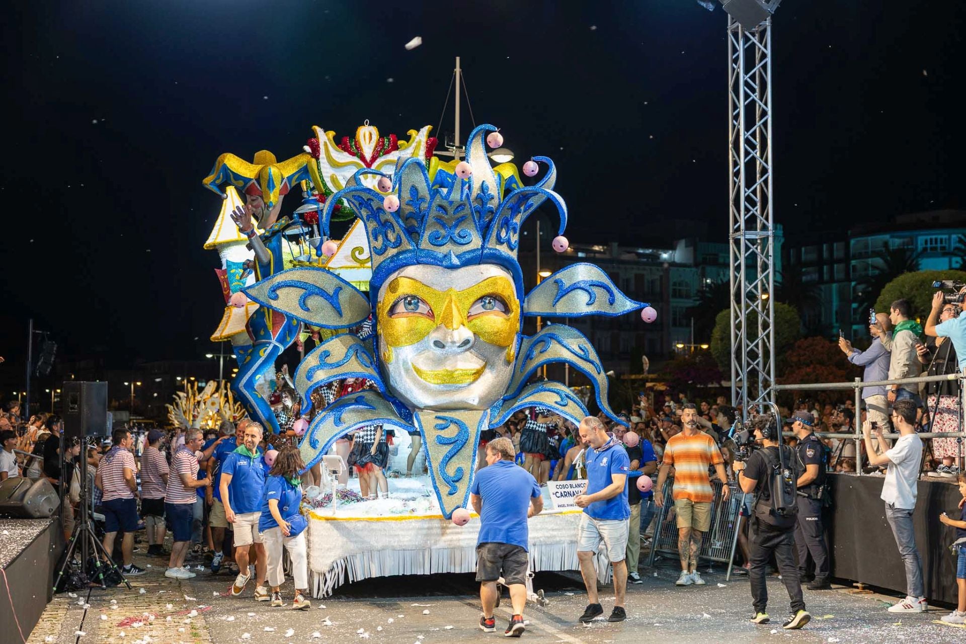 Una gran mascara presidía la carroza Carnavalesca de Ángel Rivas Ruiz y Quintana y Amigos. 