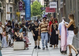 La calle San Francisco es uno de los principales viales comerciales de Santander, paralela a Juan de Herrera, donde también predominan las tiendas.