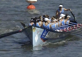 La trainera femenina de Astillero, en plena boga.