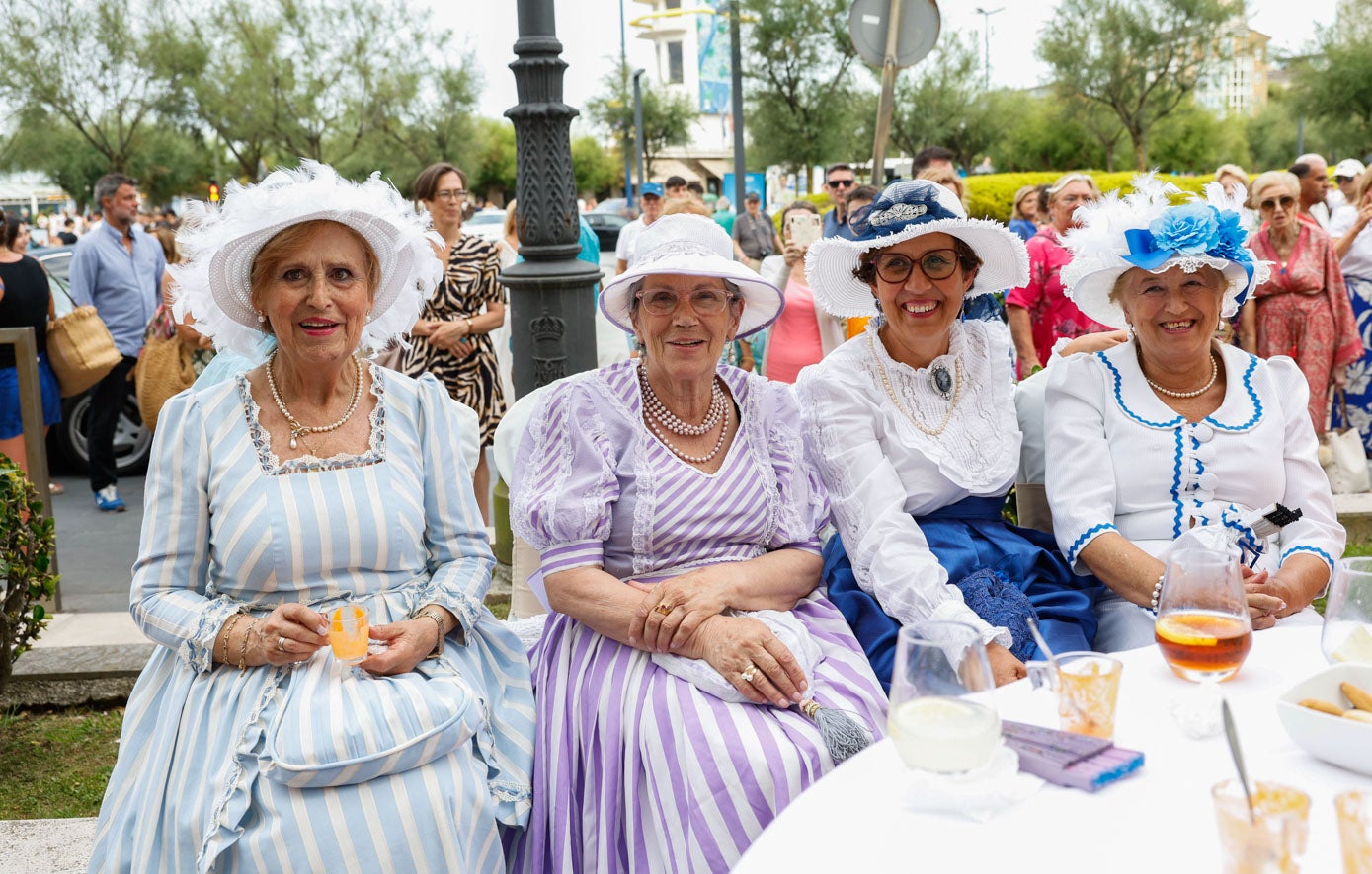 Cuatro de las participantes sonríen a la cámara durante el cóctel. 