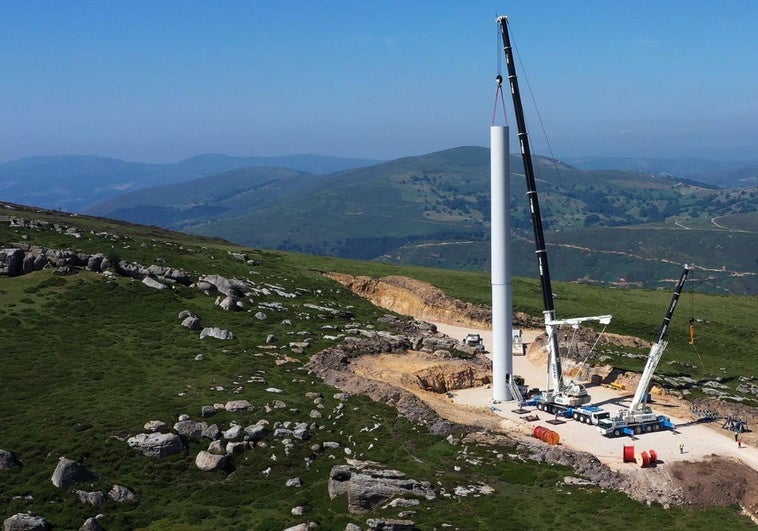 La maniobra de colocación de los dos primeros tramos (en total, la torre la forman tres cilindros) del primer molino de El Escudo, que se llevó a cabo con dos grúas el pasado 27 de junio.