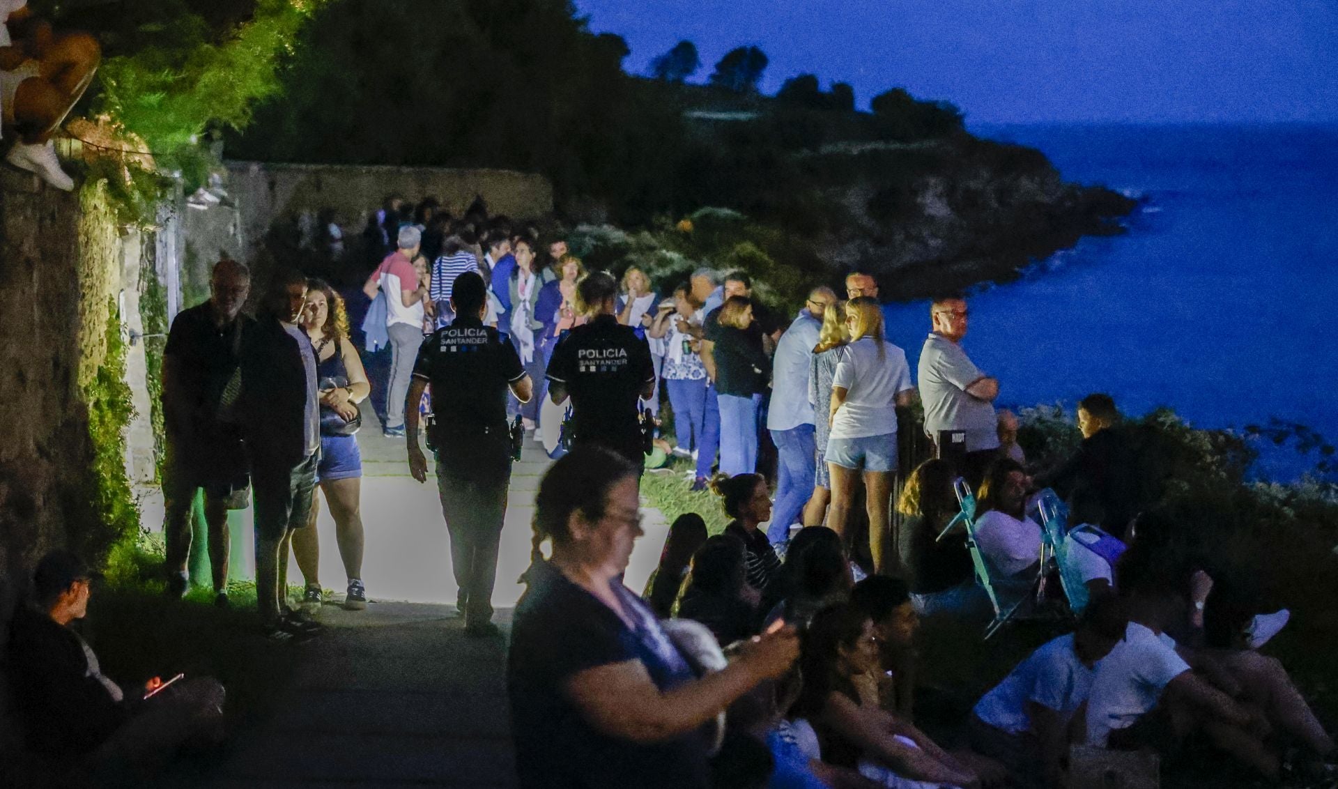 Hay quien para ver los fuegos ha llegado con las sillas de playa.