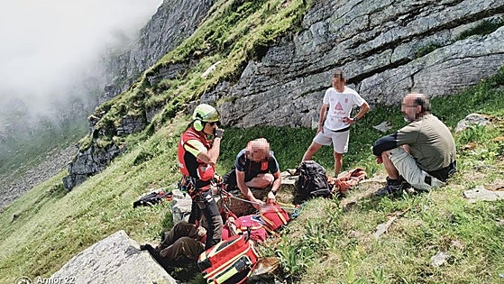Rescatan en helicóptero a un varón de 70 años tras caer 50 metros entre Brañavieja y Tres Mares