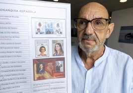 Tino García muestra una de sus investigaciones relacionadas con la reina emérita Sofía.