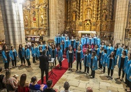 El Coro del Conservatorio de Tenerife, en un momento de su brillante actuación.
