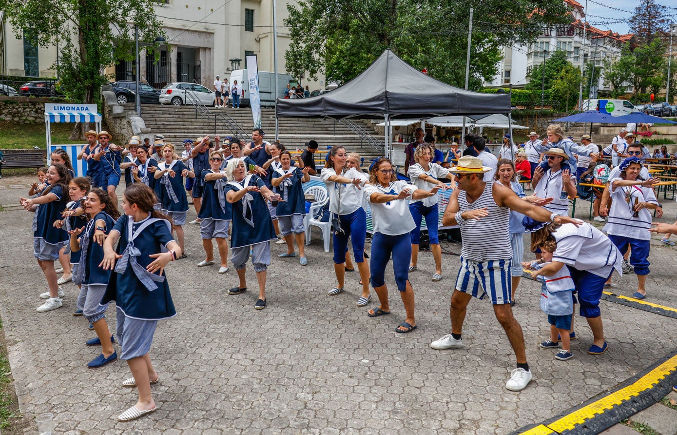 Los participantes en el chapuzón de despedida amenizaron la jornada previamente en los Jardines de San Roque, con música y bailes.