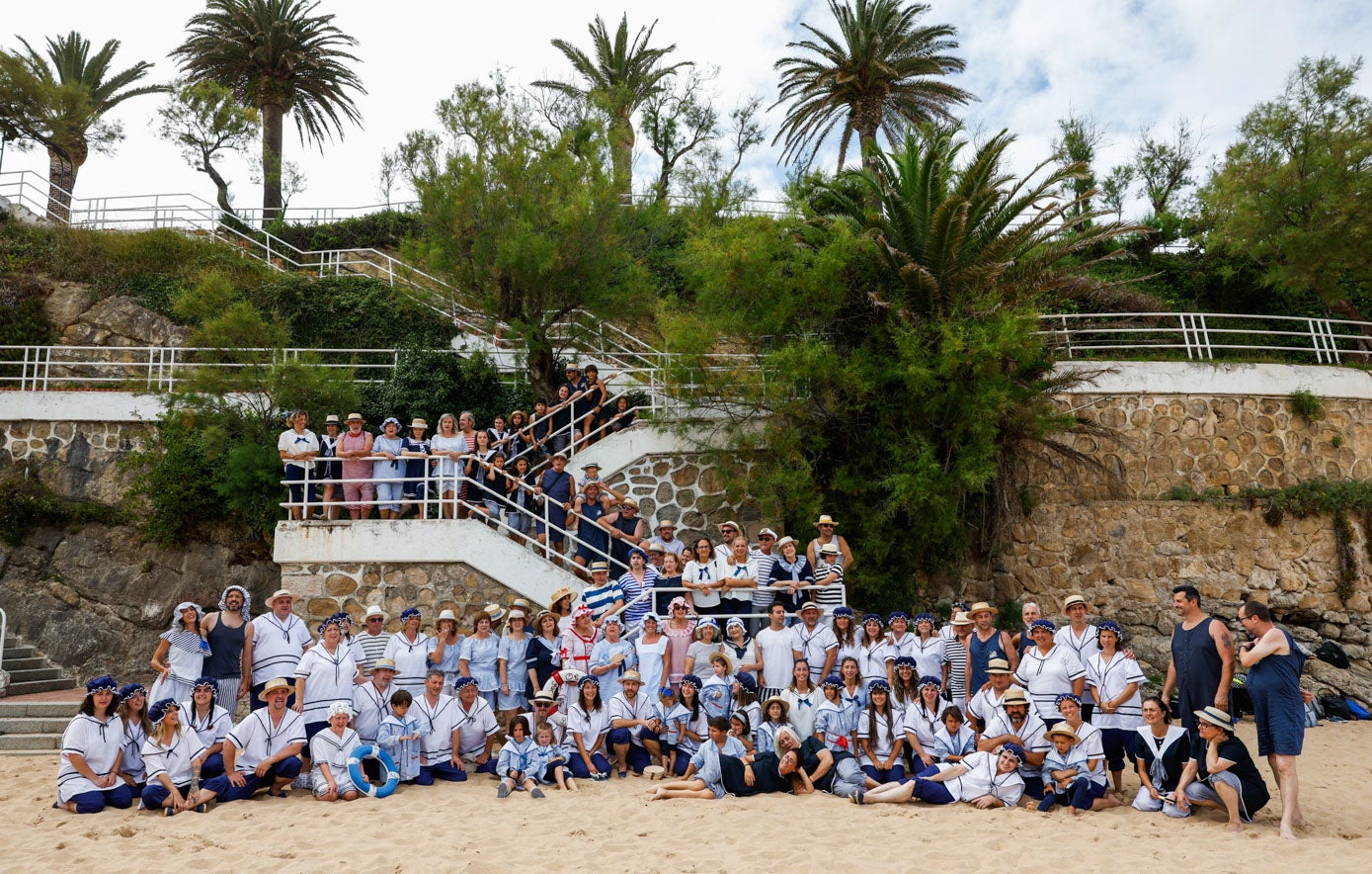 Foto de familia de los participantes en el tradicional baño de clausura, en la Primera Playa de El Sardinero.
