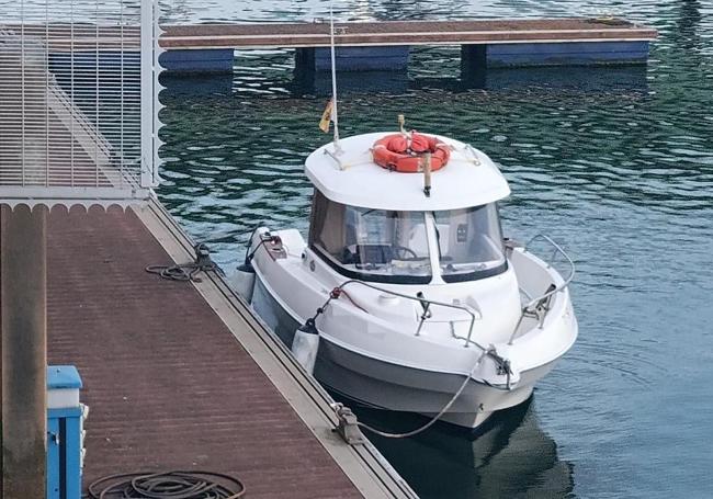 El barco de Juan Antonio de Juan Antonio Santamaría, incautado por la Guardia Civil en el Barrio Pesquero.