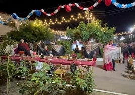 Más de cien parejas acudieron este año a la Plaza de Los Jardines.