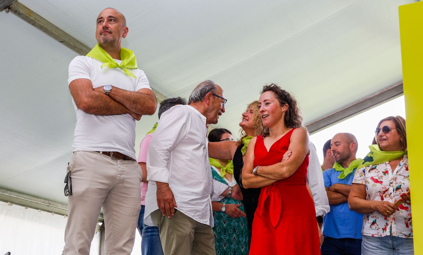 Cargos y representantes regionalistas conversan en la tribuna antes de los discursos.
