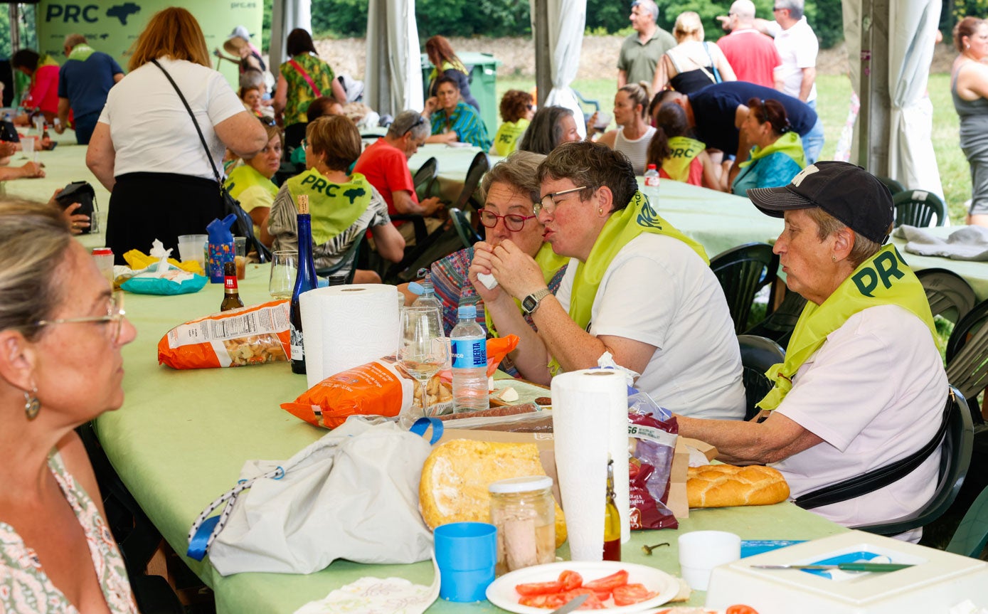 Los regionalistas compartieron mesa y mantel en Arenas de Iguña.