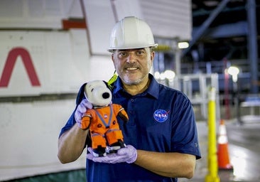 Eduardo García Llama sostiene el muñeco de Snoopy que subió a la nave en la misión Artemis I.