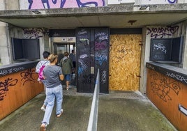 Varias personas acceden al ascensor que funciona de la calle Alta, el otro está tapiado y vallado.