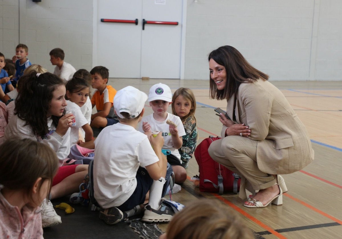 La alcaldesa junto con alguno de los niños participantes.