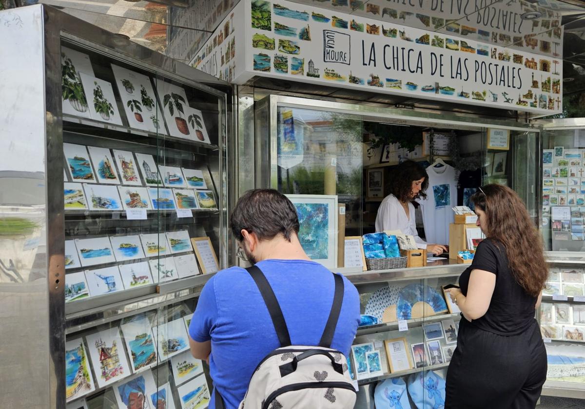 Lucía Moure muestra sus diseños a mano junto a la Primera de El Sardinero