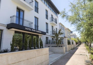 El Hotel Rhin Garden está en la avenida de Los Castros, a 200 metros de los Jardines de Piquío.