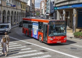 Un vehículo del Torrebús circula por la calle José María Pereda a la altura de la Plaza Mayor, ayer, en Torrelavega.