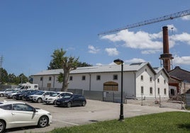 Aparcamiento junto a la piscina municipal y el complejo en obras de La Lechera, donde se ubican parte de las labores en la red.