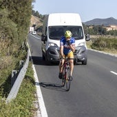Ciclista circulando por la carretera de Los Puentes en el tramo Montehano -Cicero.