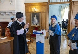 La científica Eva Nogales sonríe agradecida y flanqueada por Carlos Andradas y María Varela del Arco, este martes, en La Magdalena.