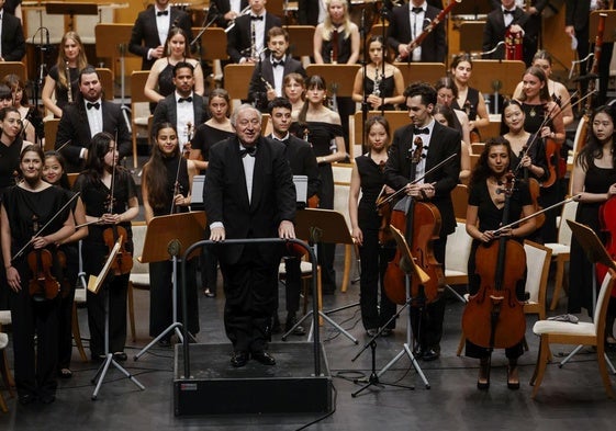Péter Csaba, quien fuera director artístico del festival hasta el pasado año, estuvo al frente de la Orquesta Sinfónica Freixenet.