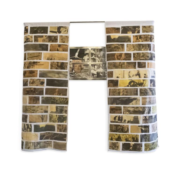 Rachel Liebskind presenta 'There is always something behind the curtain', 2020. Barra de cortina de acero a medida, dos paneles de cortina con recortes de imágenes teñidas a mano (cúrcuma, cebolla, repollo y té) sobre tela, cosidos individualmente sobre algodón recuperado. Imágenes impresas del Archivo Federal Alemán (1946-1952).