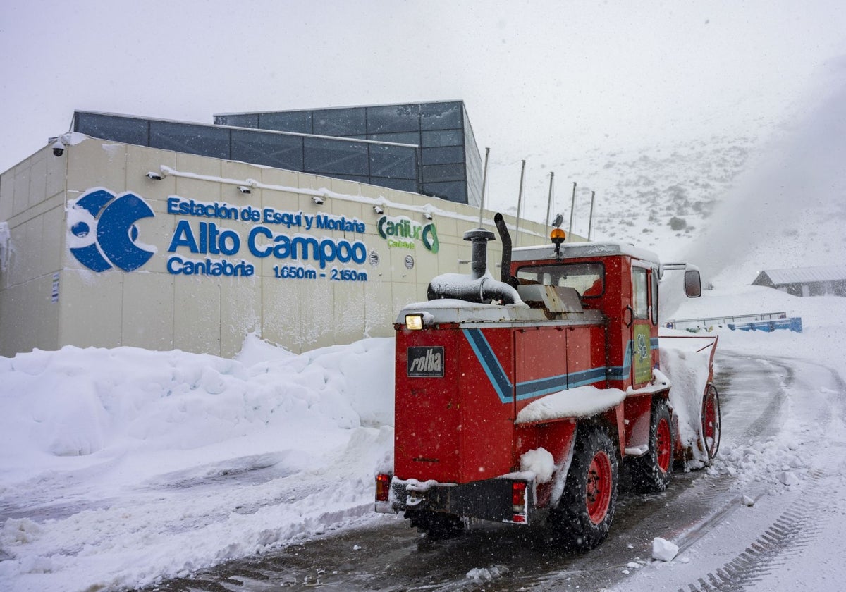 Una máquina quitanieves despeja los accesos a la estación de esquí de Alto Campoo.