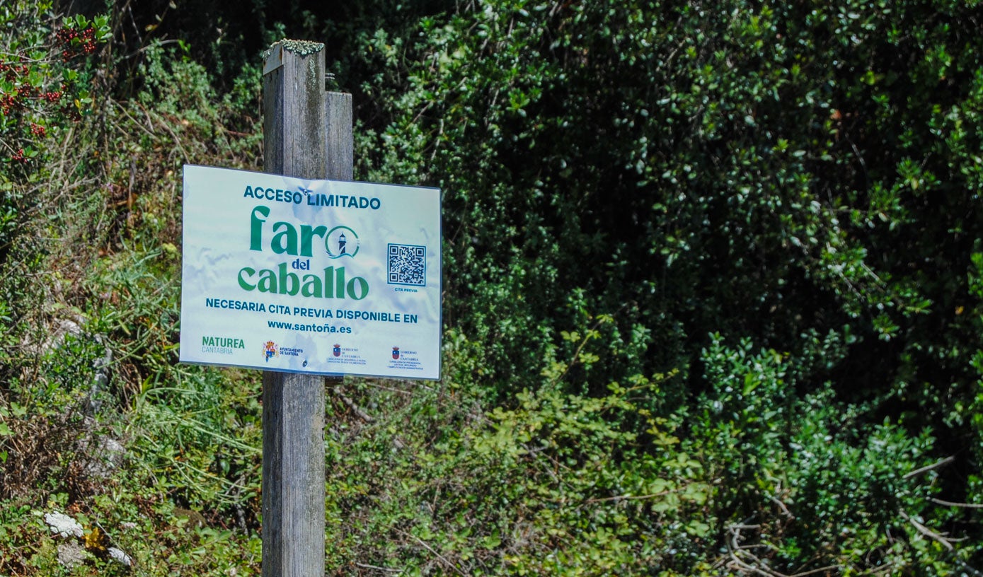 Cartel al inicio de la senda para informar del acceso limitado.