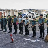 Varios agentes de las distintas unidades que se incoporan posan frente al nuevo helicóptero compartido con Asturas.