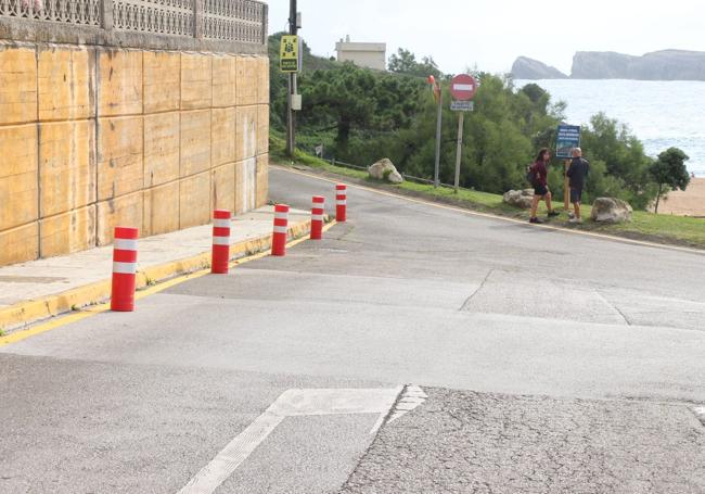 Pintado de líneas amarillas y colocación de bolardos en la avenida de la playa de San Juan de la Canal.