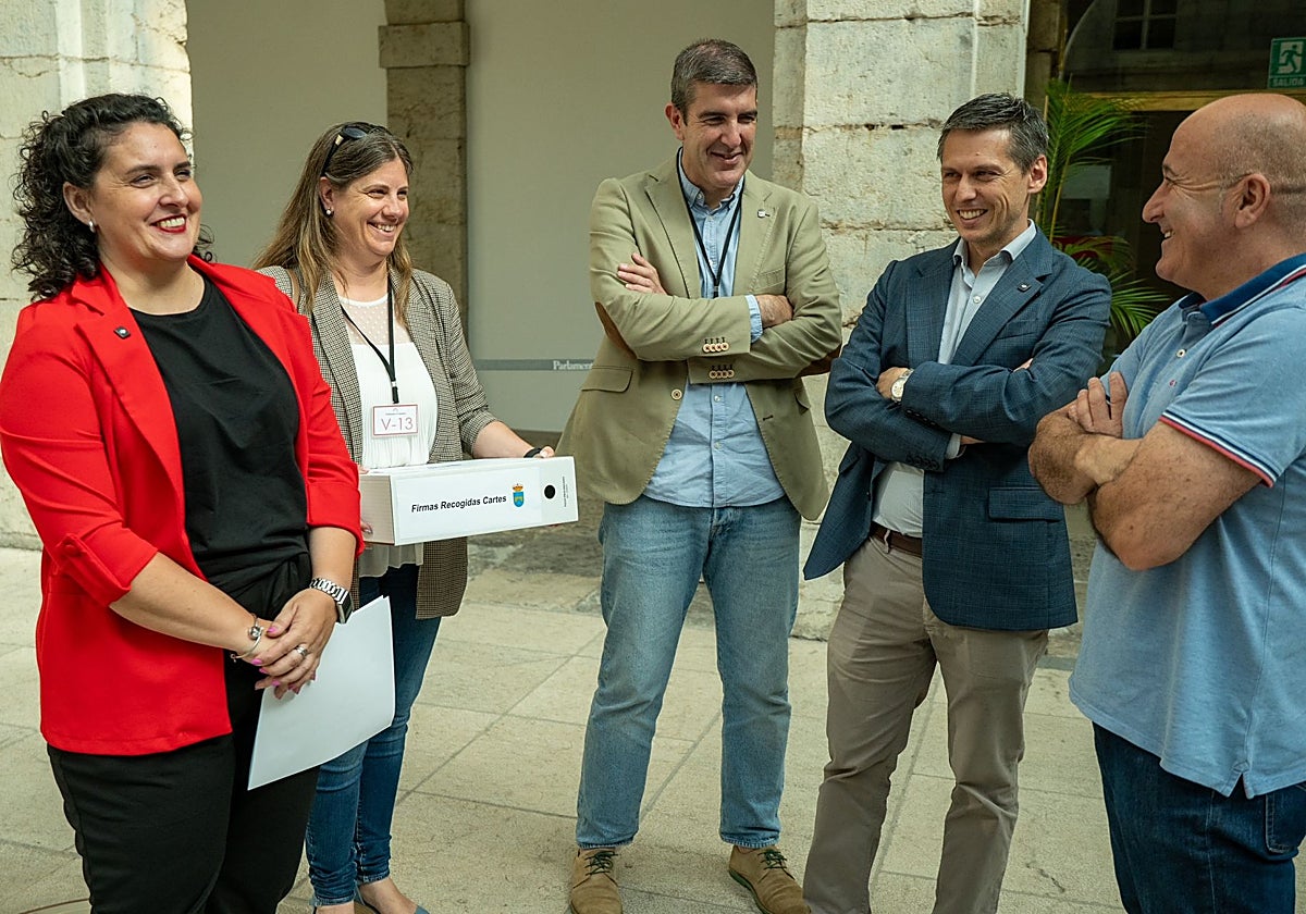 La alcaldesa de Cartes, Lorena Cueto, en el Parlamento, junto a Mario Iglesias, Agustín Molleda y dos de sus concejales.