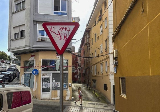 Una señal de ceda al paso vandalizada en una céntrica calle de Santander.