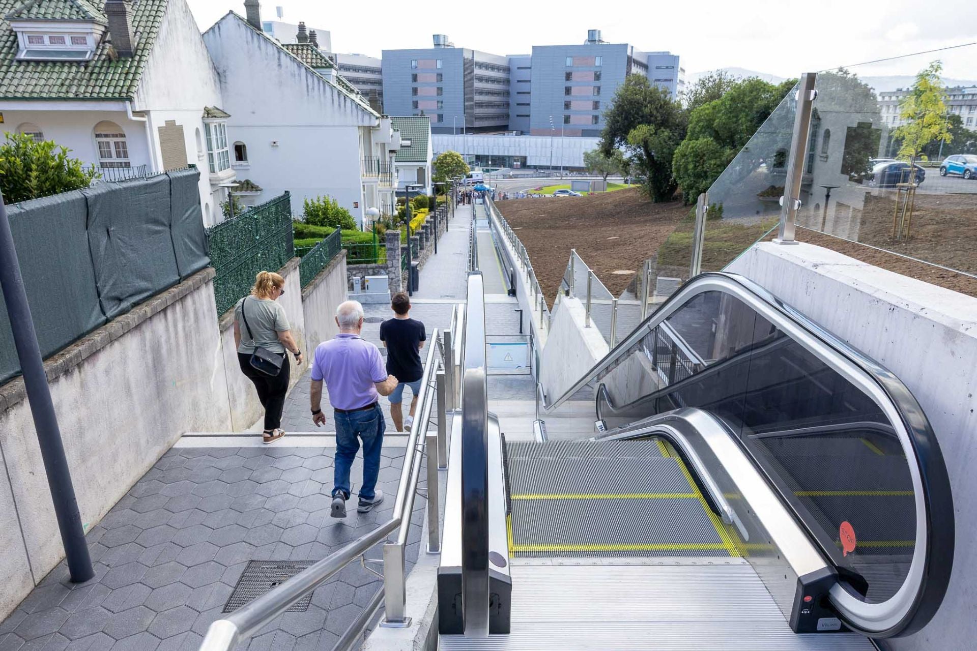 Unos vecinos bajan junto a las escaleras y rampas nuevas, unos momentos antes de la inauguración. 
