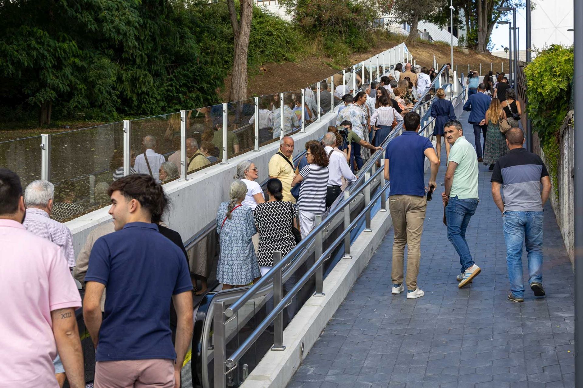 Un grupo de vecinos, este martes, durante la inauguración del itinerario mecánico de Valdecilla.