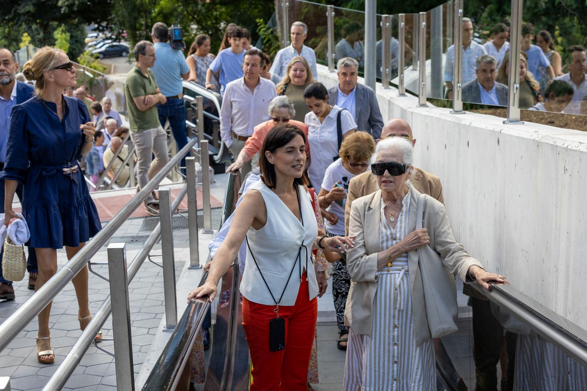 La alcaldesa de Santander, Gema Igual, junto a Pilar de la Lama López-Areal, viuda de Francisco Navalón, un vecino de la zona que falleció en marzo y al que se ha homenajeado en el acto. 